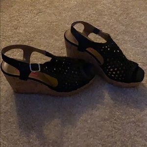 Black wedges